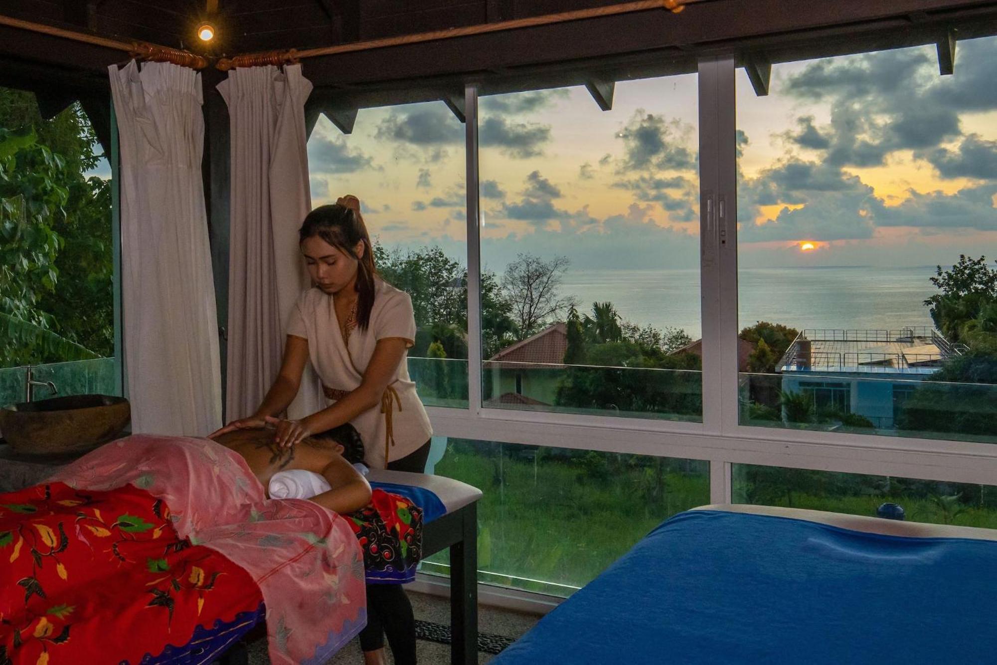 Spectacular Ocean Views 8br Pool Sawan In Patong! Relax & Play - Billiard, Table Football, Gym & Sauna! Biệt thự Patong